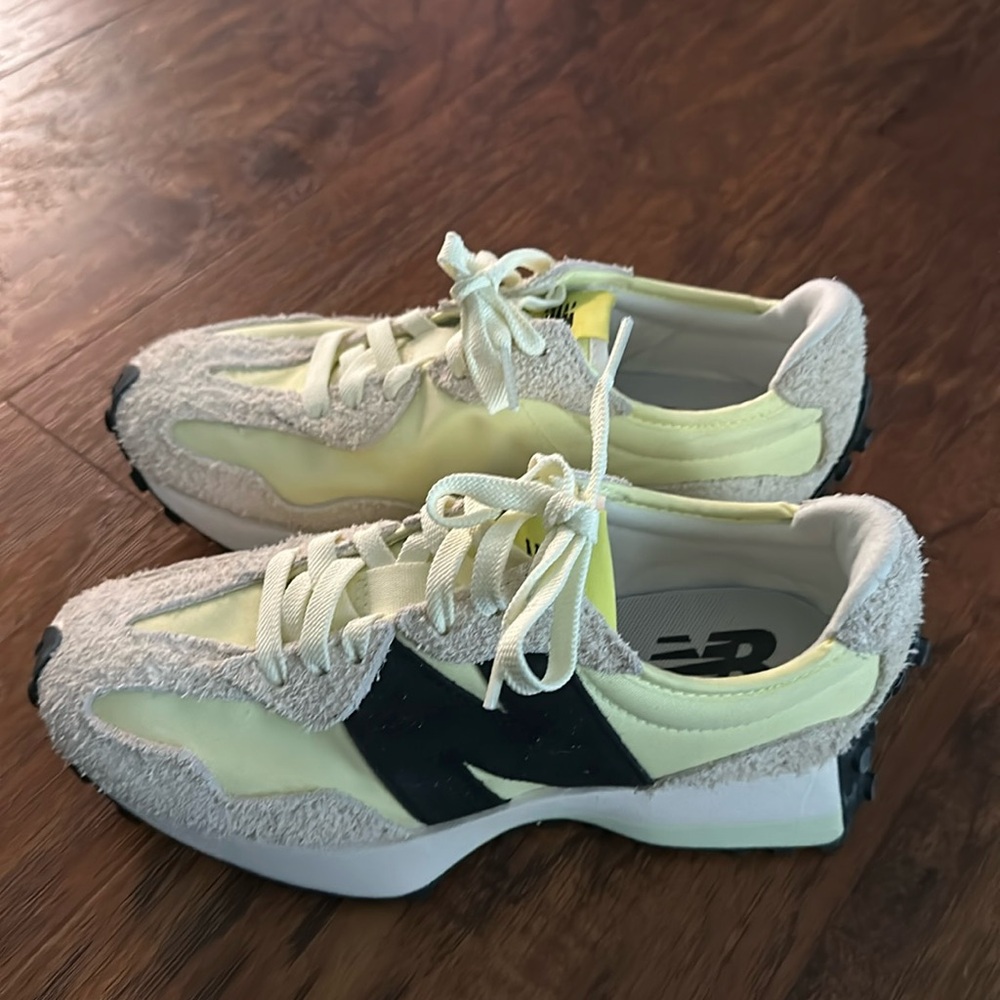 New Balance 327 sneakers